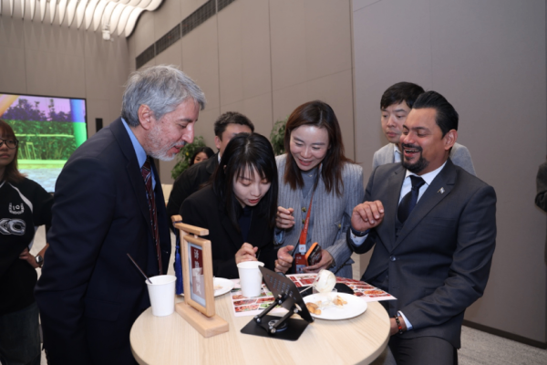 股票配资论坛 12国外交官组团体验阿里千问APP：60秒生成PPT惊艳全场